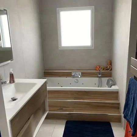 Maison Recente Avec Piscine Tout Confort 30 Min Mer Idealement Situee *